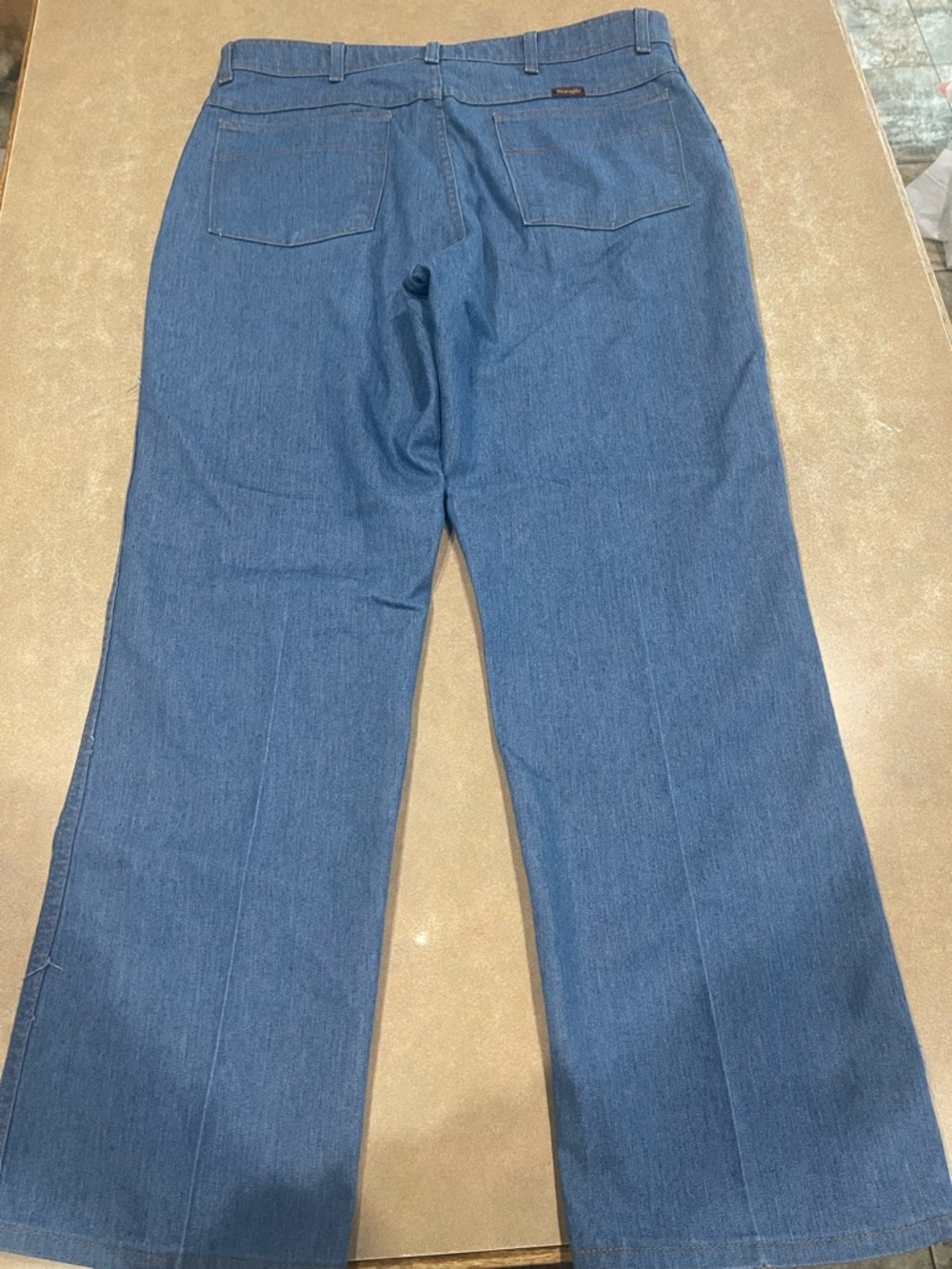 Wrangler men’s Wide-Leg Jeans in Medium Blue Denim